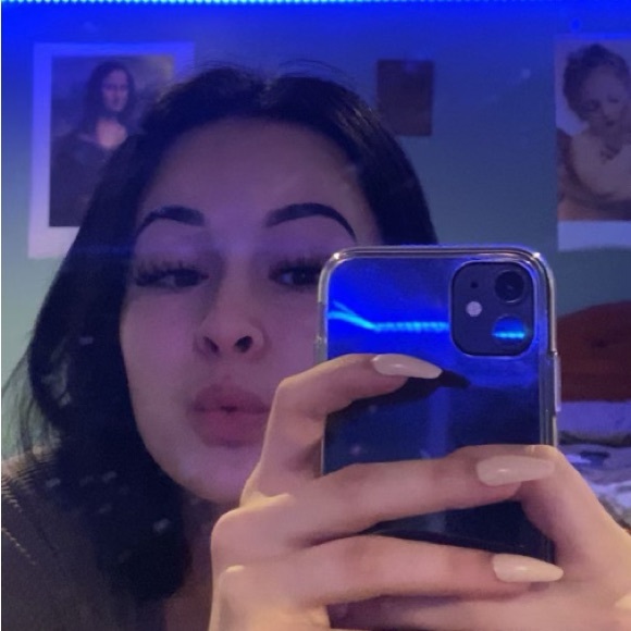 Meet your Posher, Hailey - Picture 1 of 1